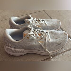 Brooks Women's White and Yellow Running Sneakers!
Worn three times! Excellent